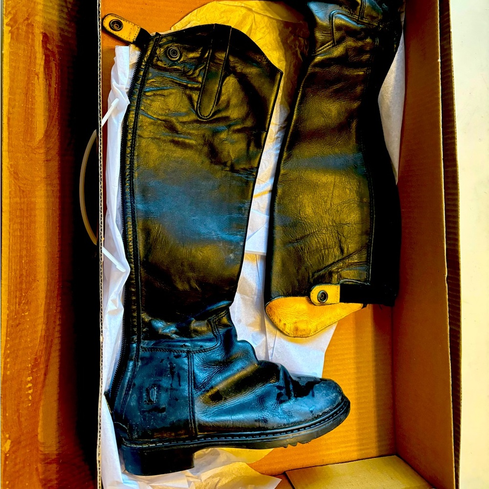 Kids equestrian boots.